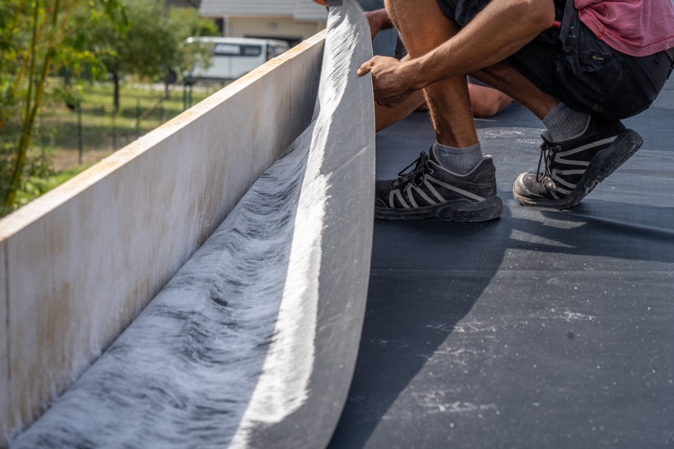 Pose d'une membrane EPDM sur un toit plat.
