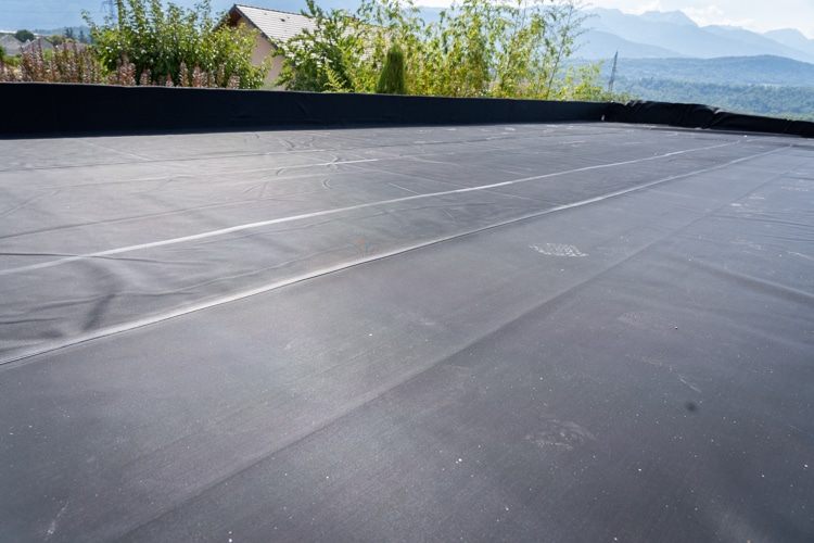 Toit plat étanchéifié avec un EPDM